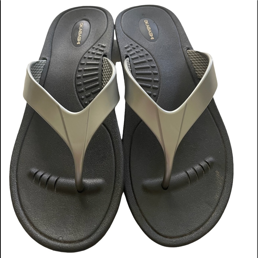 OKABASHI SILVER & BLACK FLIP FLOP SANDALS, SIZE LARGE (9-10)